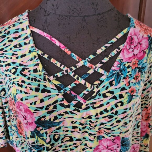 Torrid Super Soft Knit Top V-Neck Floral & Animal Print Criss-Cross Detail Size - Picture 2 of 7